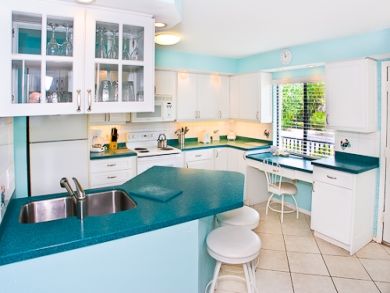 Full kitchen with breakfast bar